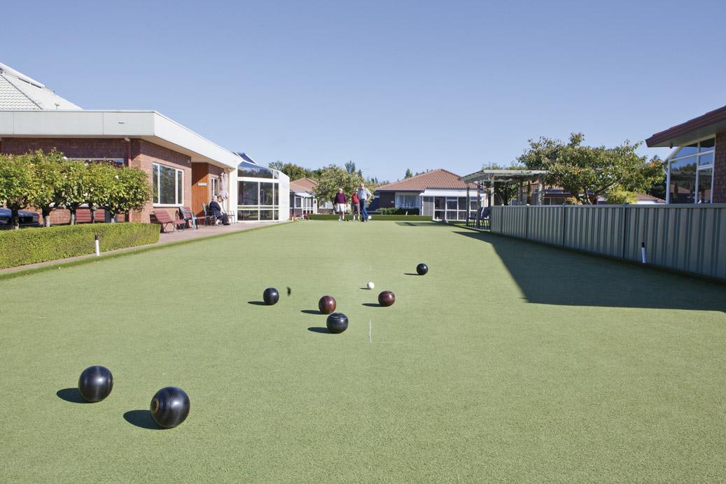 Oceania Gracelands residents enjoying a afternoon of bowls